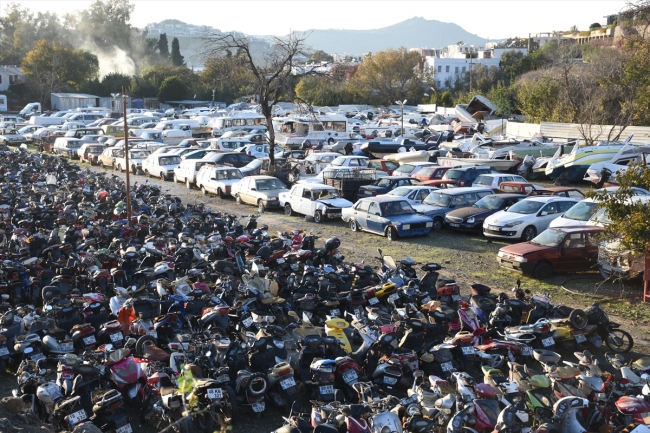 "Umuda yolculuk"ta kullanılan tekneler otoparkı doldurdu